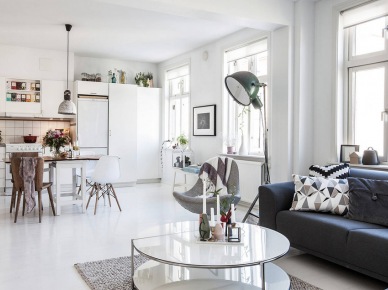 Aranżacja mieszkania w skandynawskim stylu z białymi podłogami, drewnem i mnóstwem dodatków oraz... oryginalną minigarderobą w sypialni ;)