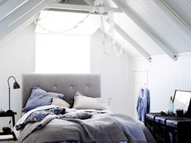 Jak zaaranżować sypialnię na poddaszu? Kilka pomysłów na aranżacje wnętrz pod skosami
