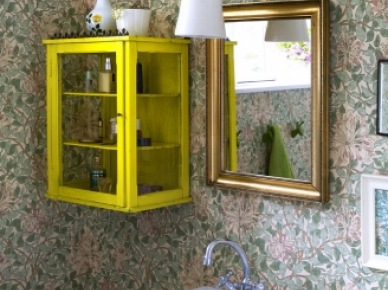 Kwiecista tapeta,żółta szafla i złote lustro w łazience (22795)