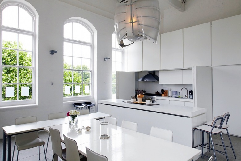 piękna biała kuchnia w prostych bryłach - to londyński look ! otwarta na jadalnie i salon - nowoczesna i estetyczna...