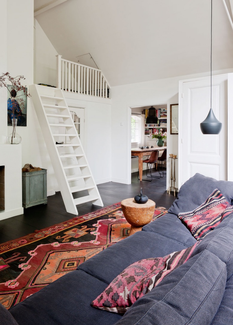 typowa eklektyczna aranżacja małego domu - rustykalne, proste formy, wnętrza mieszają się z industrialnymi i stylowymi...