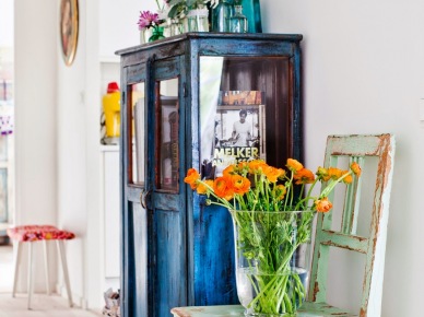 Ciemno-niebieska witryna o turkusowe krzesło drewniane vintage w jadalni (24651)