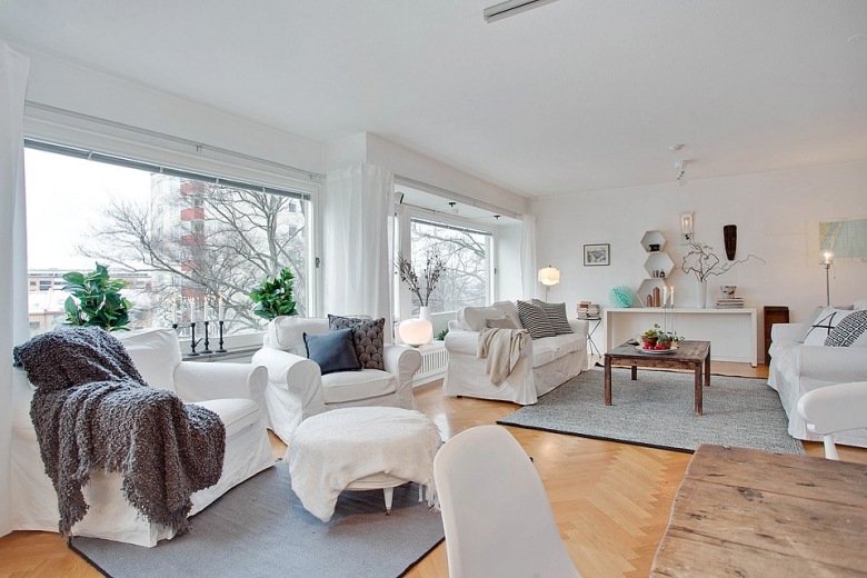 Białe sofy i fotele w aranżacji salonu w stylu skandynawskim (21501)