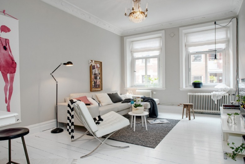 Kultowe pikowane białe fotele na metalowych nózkach,szary dywan i biała sofa w skandynawskim salonie (24452)
