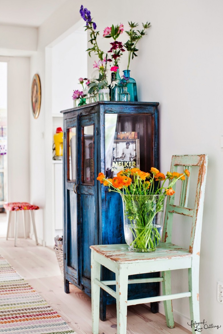 Ciemno-niebieska witryna o turkusowe krzesło drewniane vintage w jadalni (24651)