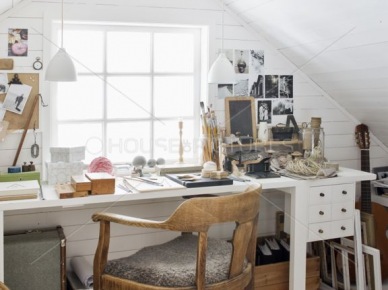 Białe biurko z szufladkami,drewniane krzesło,drewniane skrzynki i wiklinowe kosze i pojemniki w aranżacji wiejskiego biura na białym poddaszu (26153)