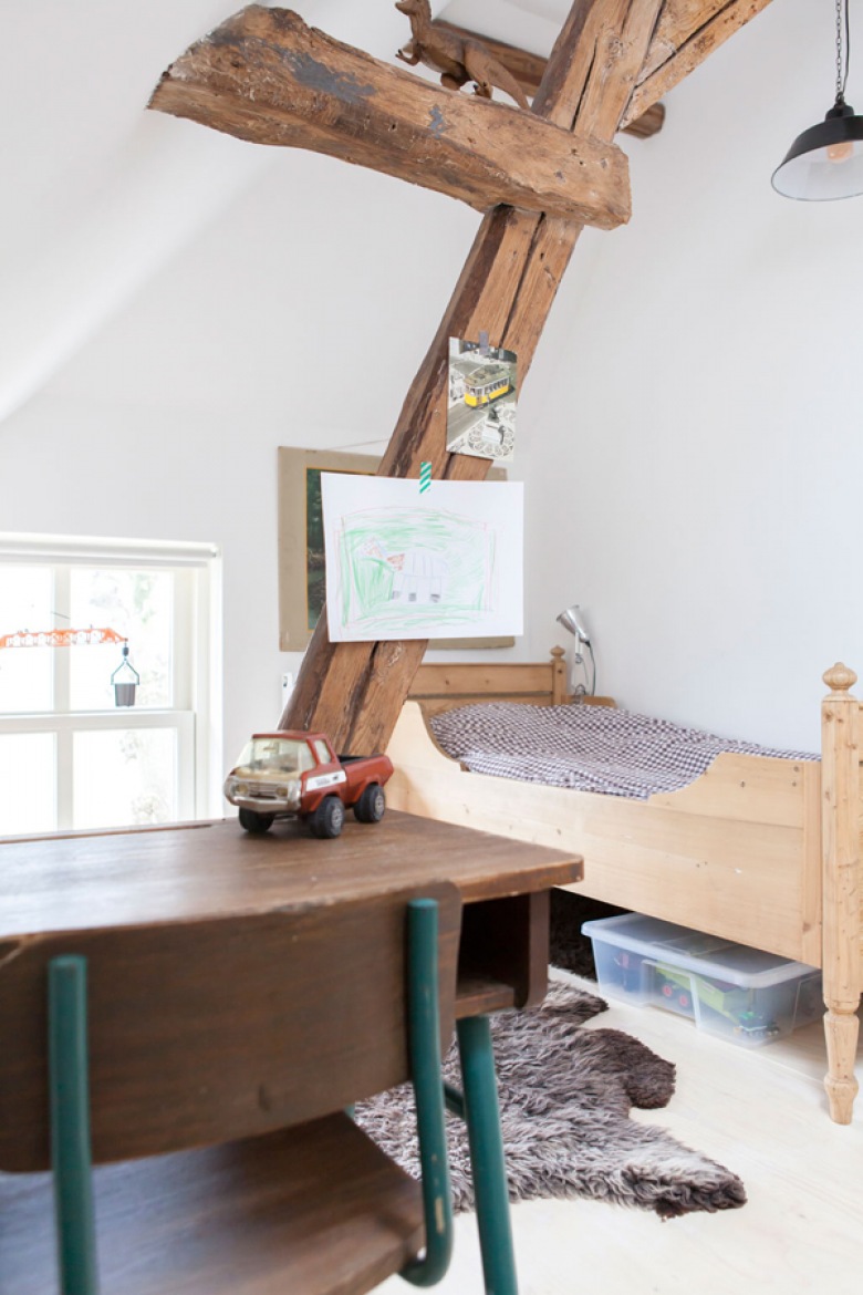 Drewniane  belki i podpory  i niebieska metalowa szafa w dziecięcym pokoju (21779)