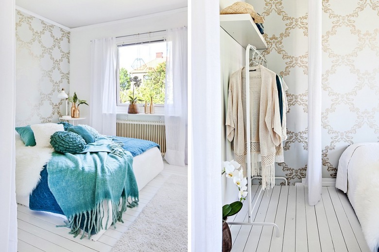 Stylowa tapeta na ścianie,białe deski na podłodze i turkusowa narzuta z poduszkami w aranżacji białej sypialni (24751)