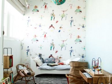 Zielone,turkusowe i miętowe kule z dekoracyjnego papieru wiszące nad łóżkiem w dziecięcym pokoju (26921)