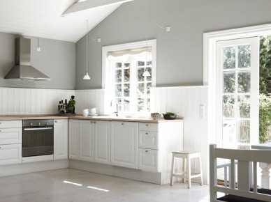 Szare ściany w białej kuchni w stylu skandynawskim (48377)