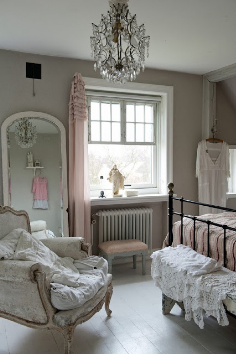Romantyczna sypialnia z kutym łóżkiem i kryształowym żyrandolem (18896)