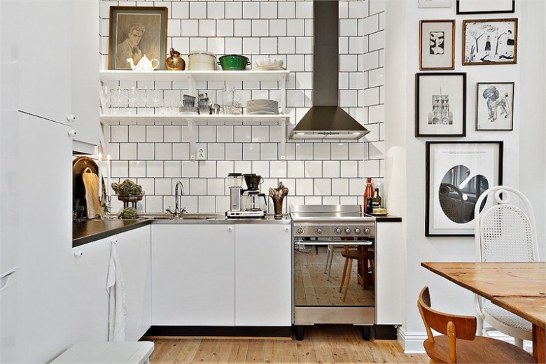 Grafiki,plakaty i obrazy retro w aranżacji białej kuchni w stylu skandynawskim (21870)