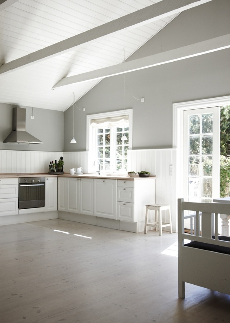 Szare ściany w białej kuchni w stylu skandynawskim (48377)