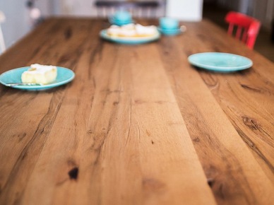 Drewniany stół w aranżacji skandynawskiej jadalni (47715)