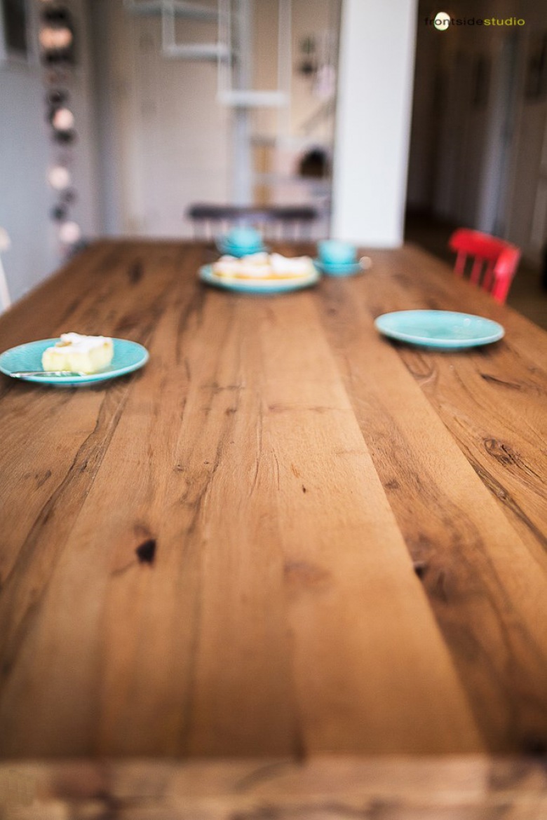 Piękny drewniany stół stanowi centralny punkt oraz największą ozdobę jadalni w stylu skandynawskim. Gładki blat z widocznymi sękami, o szlachetnym odcieniu świetnie podkreśla naturalną inspirację północnym stylem aranżacji. Kolorowe dodatki i krzesła przy stole wprowadzają odrobinę figlarności do stonowanego wystroju...