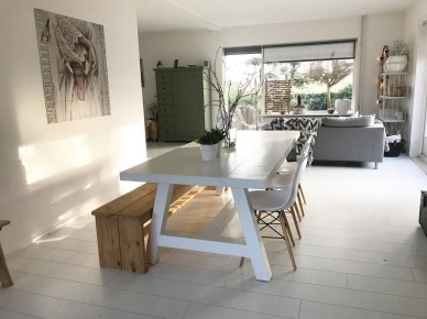 Biały stół i drewniana podłoga w jadalni (52253)