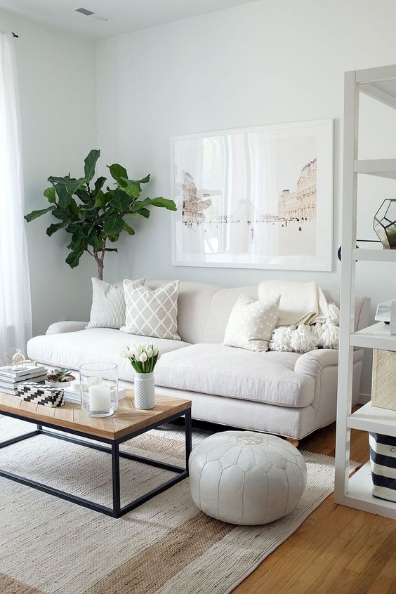 W małym salonie stworzono bardzo przytulny klimat. Biała sofa rozjaśnia wnętrze, a pastelowe dodatki podkreślają jego...