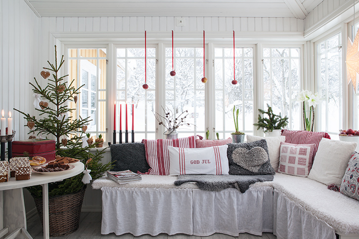 Świąteczna aranżacja wnętrza bazuje na prostocie stylu skandynawskiego. Choinka przyozdobiona jedynie piernikami i...