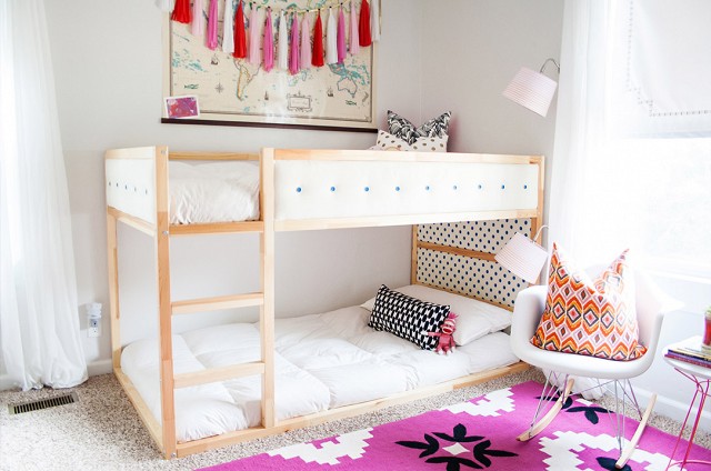 Do pokoju dziecięcego wybrano piętrowe łóżko, które zapewnia miejsce do spania dla dwójki maluchów. Kolorowy dywan...