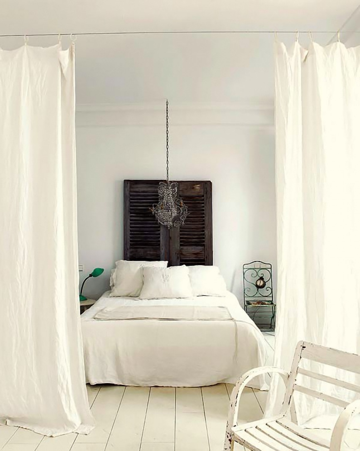 Шторка для кровати. Кровать за шторой. Белые занавески в спальню. Кровать отгорожена шторой. Кровать за занавеской.