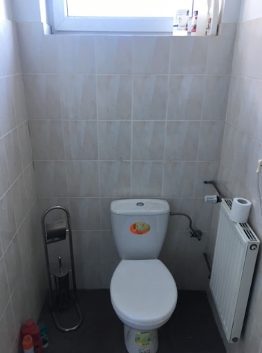 Toaleta mała przed remontem (55821)