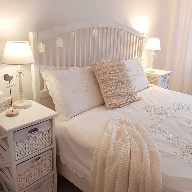 Aranżacja sypialni jest bardzo romantyczna. Wpływa na to kilka czynników, między innymi pastelowa paleta barw oraz...
