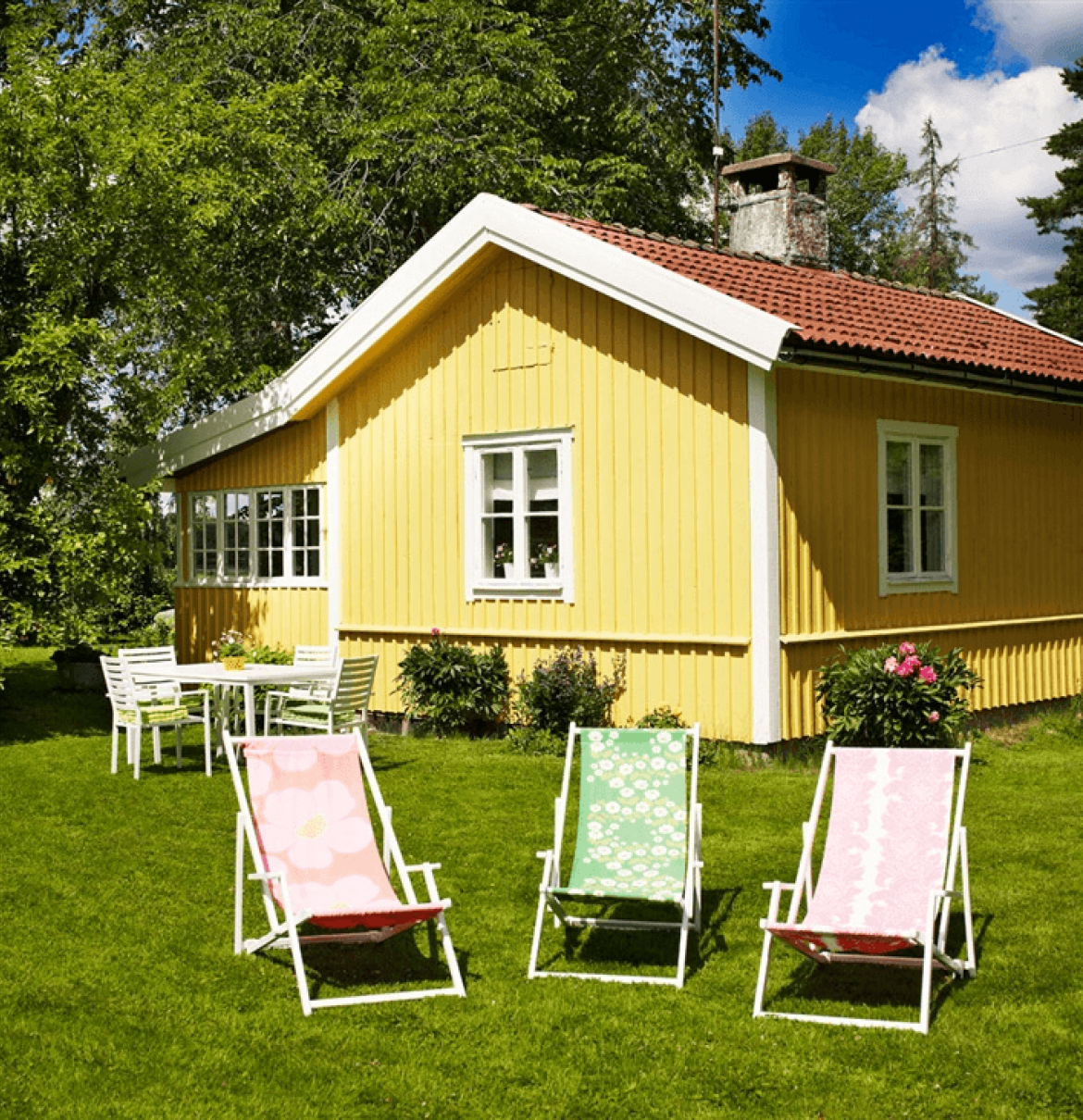 Садовый домик. Желтый дачный домик. Яркий дачный домик. Летний домик. Шведский домик.