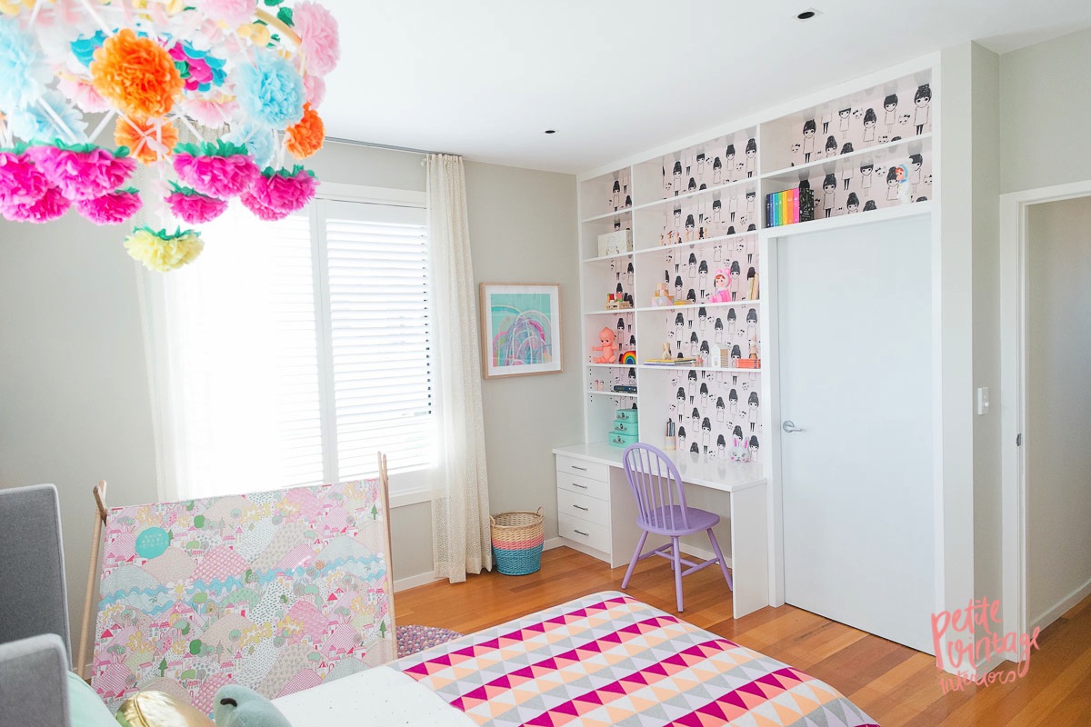 Bardzo jasny pokój z pastelowymi akcentami. Kolorowe pompony, tipi, narzuta na łóżko i dekoracje nadają temu pokojowi...