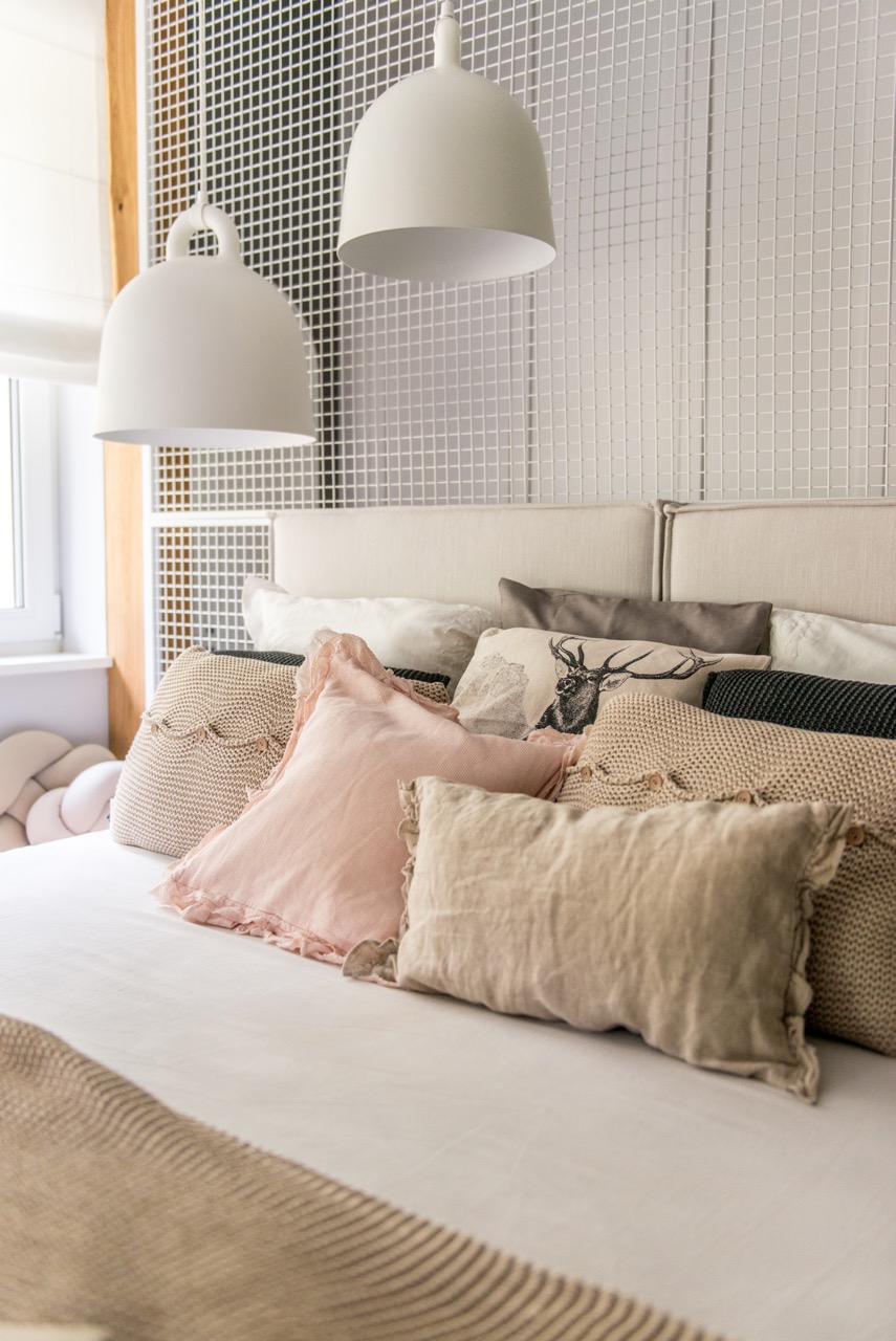 W wystroju sypialni dominują kolory pastelowe oraz neutralna biel. To subtelne połączenie, które dodaje wnętrzu...