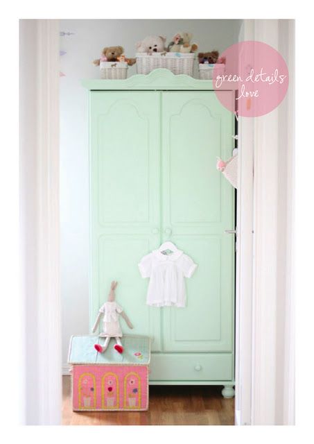 Miętowa szafa w pokoju dziecięcym wygląda uroczo i ślicznie komponuje się z klasycznym różem. Pastelowe odcienie...