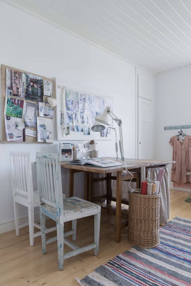 W domowej pracowni postawiono na postarzane meble, podkreślając w ten sposób styl shabby chic. Drewniany stół zapewnia...