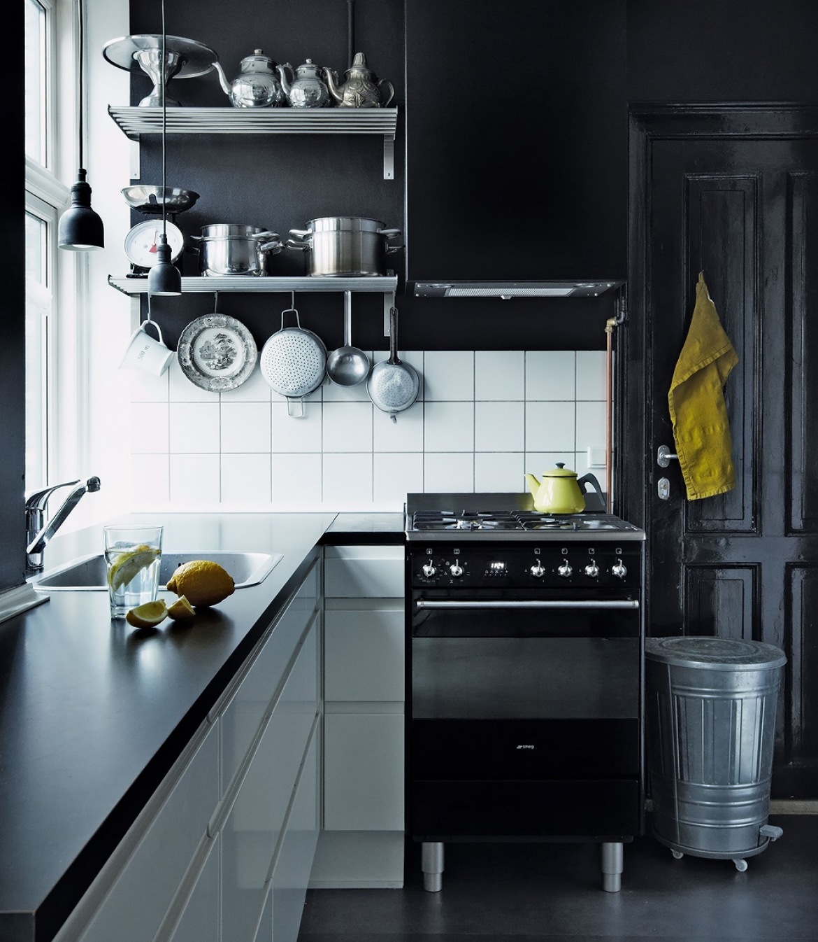 Черно белые серые кухни