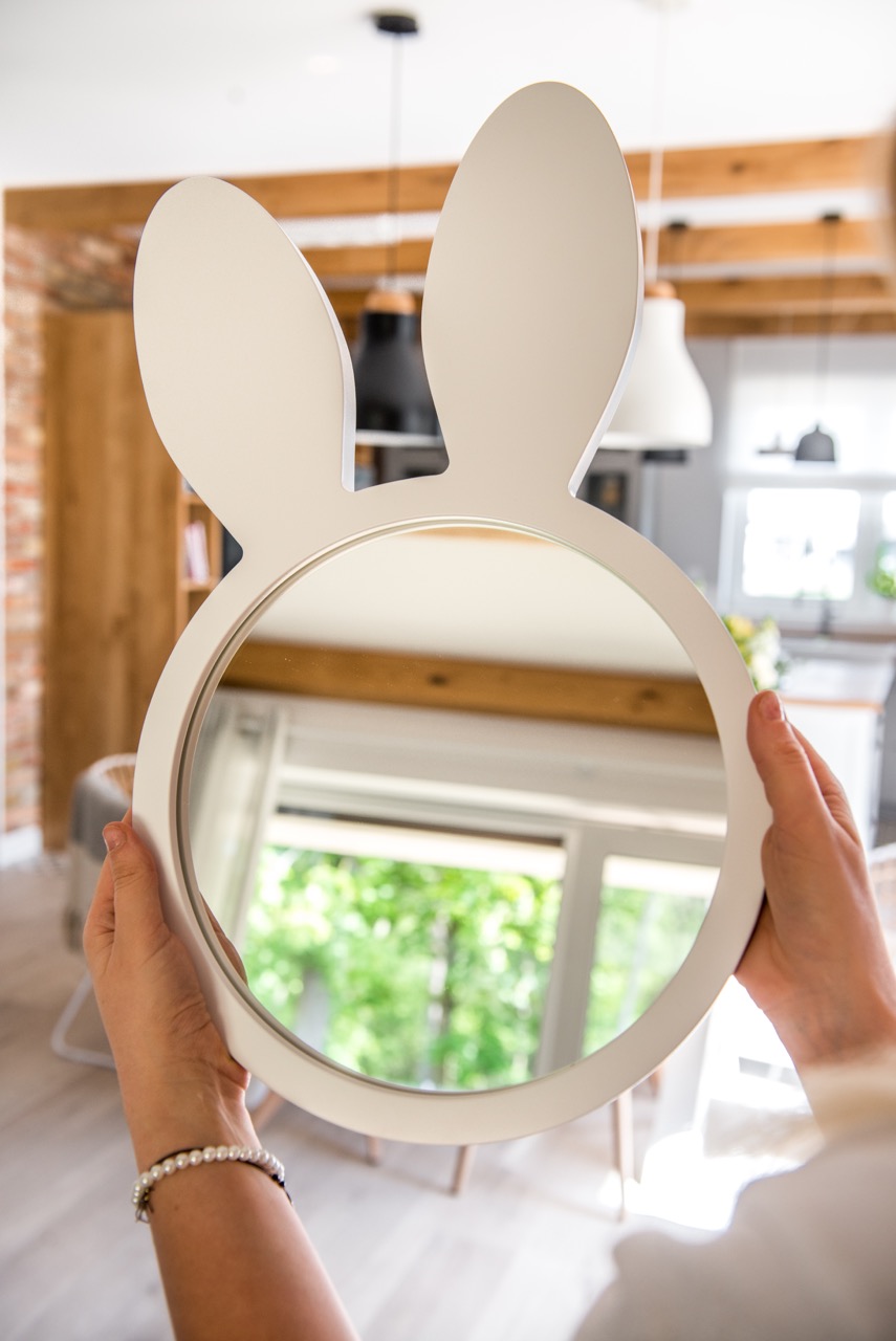 Okrągłe lustro z uszami królika to idealna dekoracja do pokoju dziecięcego. Ma subtelny kolor i niewielki rozmiar, więc...