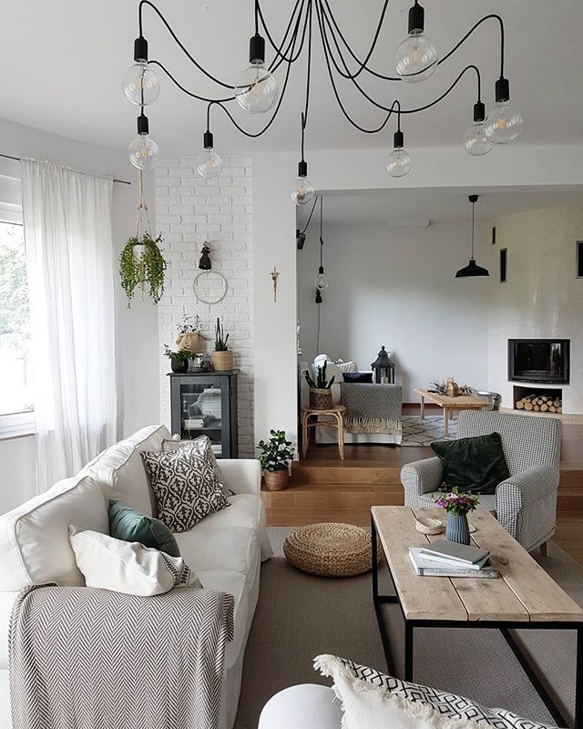 Lampa wisząca, czyli zawieszone na linii okręgu żarówki z czarnymi kablami stanowi jedną z największych dekoracji w...