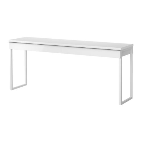 Białe biurko z IKEI jest całkiem długie i dość wąskie, dzięki czemu świetnie sprawdza się jako konsolka. Prosta...