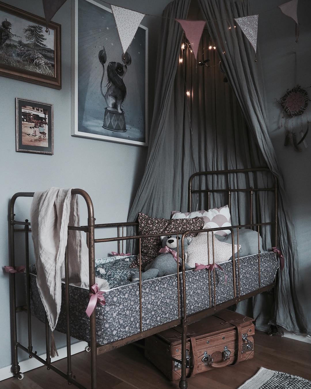 Kącik do spania w pokoju dziecięcym zyskuje na przytulności dzięki zawieszonemu nad łóżeczkiem baldachimowi. Girlanda z...