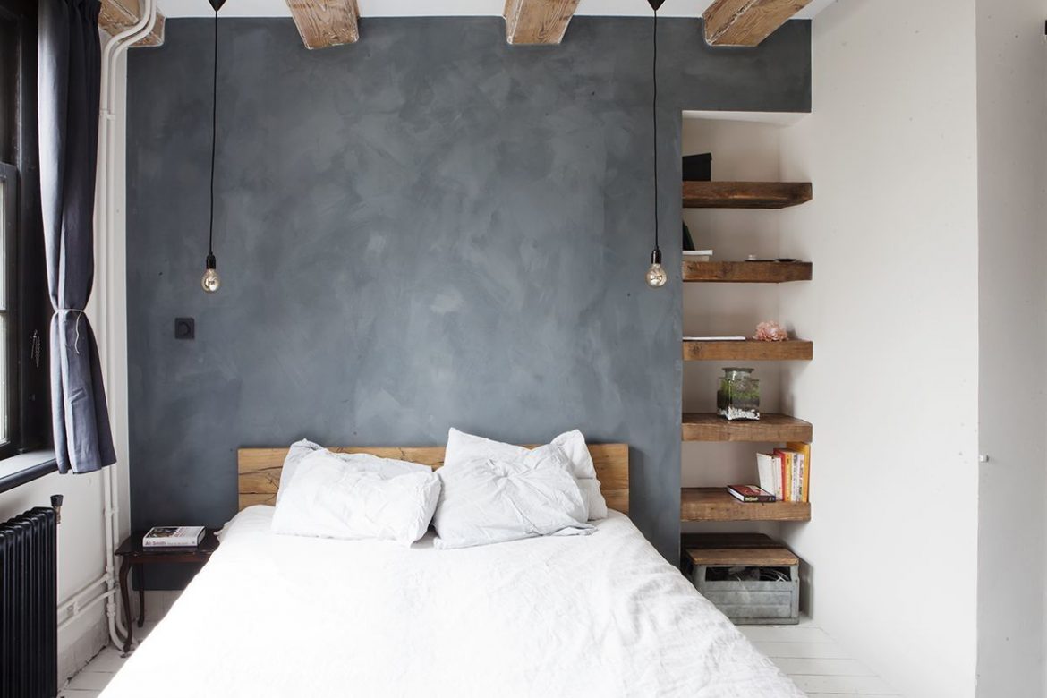 W sypialni dobrze oddano industrialny charakter, głównie dzięki szarej, przypominające beton ścianie. Elementy surowego...