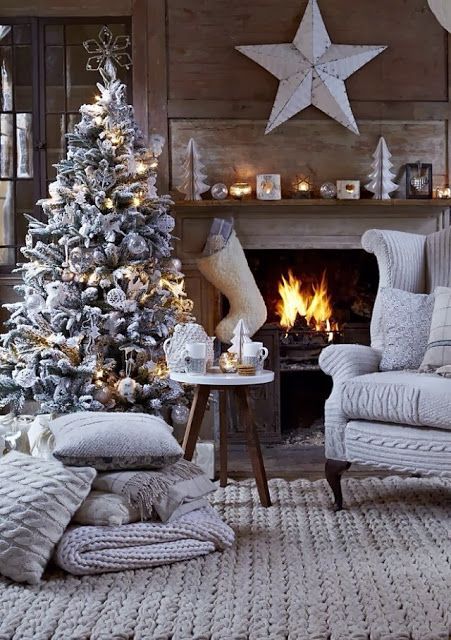 Kominek znacząco ociepla wnętrze i dodaje uroku świątecznej aranżacji. Główną rolę odgrywa w niej biała choinka...