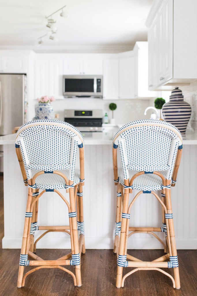 Krzesła stanowią nie tylko praktyczny element wyposażenia kuchni, ale także ją dekorują. Barowe siedziska nadają...