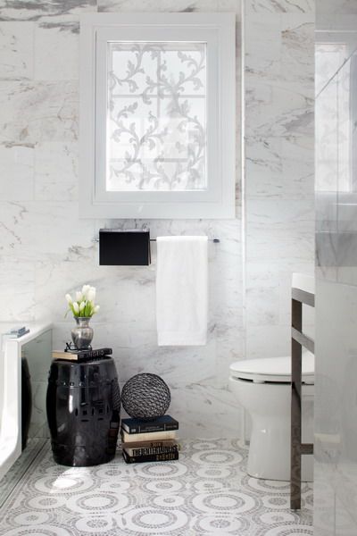 Elegancką łazienkę w marmurze urozmaicono czarnymi dodatkami. Klasyczna paleta barw zapewnia wyszukany klimat i...