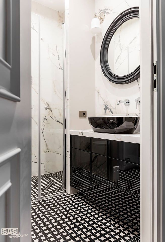 Klasyczny zestaw czerni i bieli nadaje łazience elegancki charakter. Warto też zwrócić uwagę na podłogę, która drobnym...