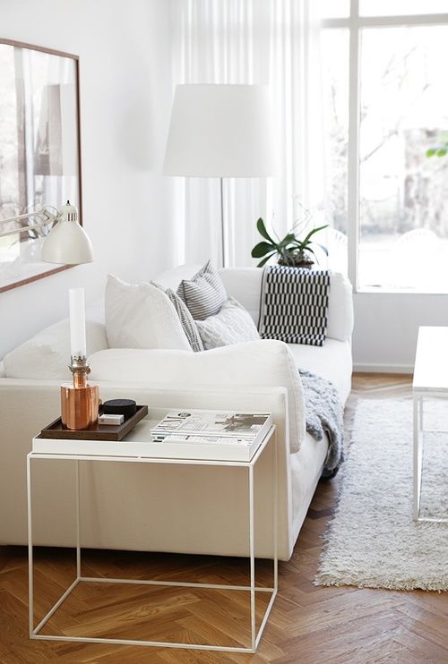 Biała sofa w salonie wygląda bardzo przyjemnie, choć zawsze warto urozmaicić ją dodatkami w bardziej wyrazistych...