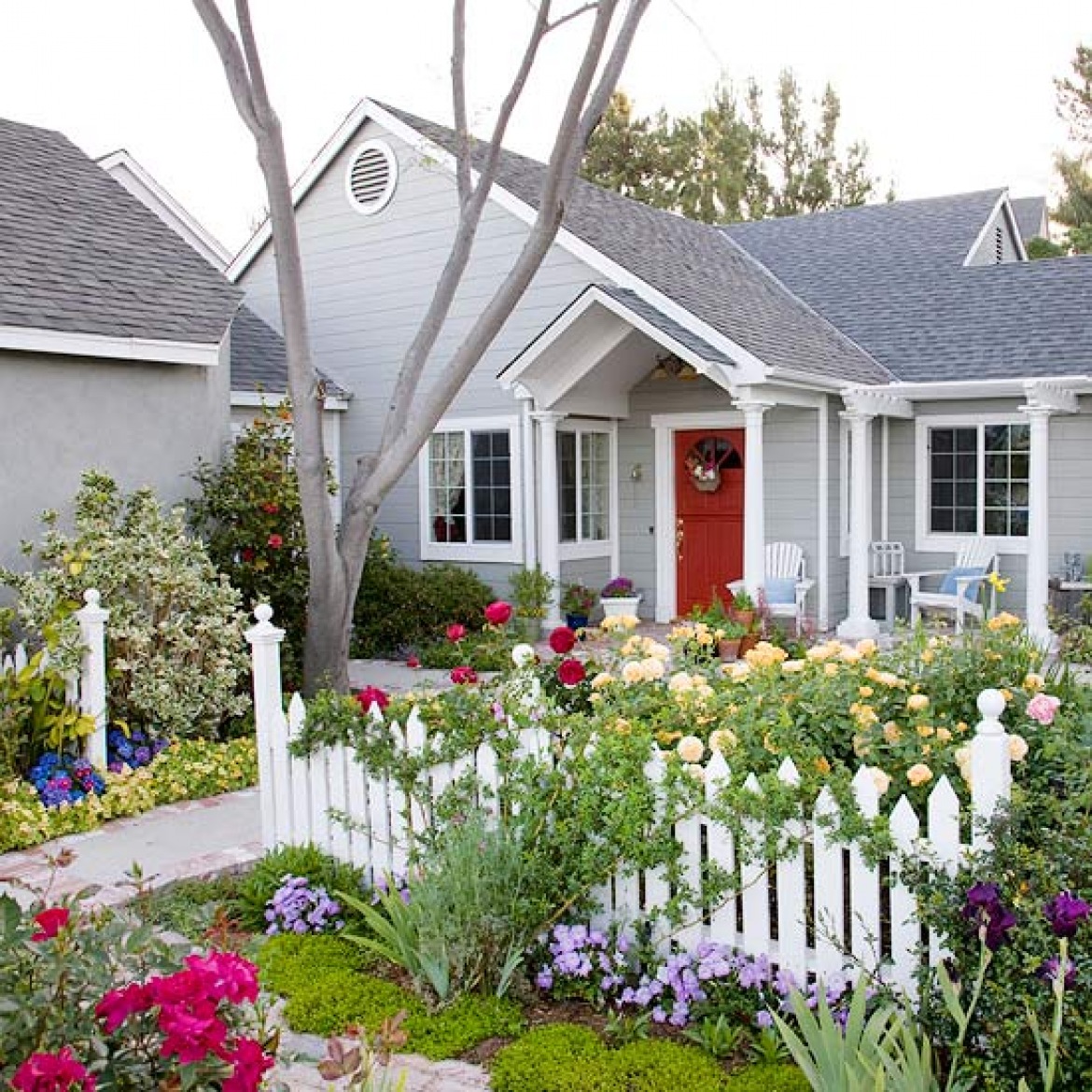 Цветник около дома. Цветник перед домом. Красивый палисадник. Красивый цветник перед домом. Палисадн к перед домрм.
