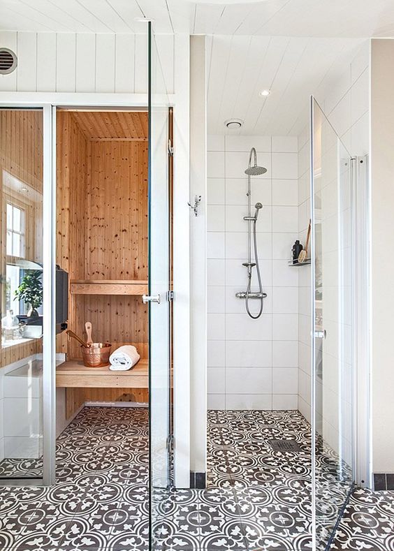 Zachwycająca aranżacja sauny i łazienki, które łączy podłoga z płytek azulejos. Zarówno prysznic w śnieżnobiałych...