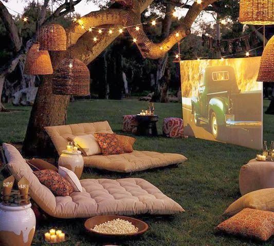 Idealna aranżacja ogrodu z wydzielonym miejscem do wieczornego relaksu w bardzo oryginalnej formie. Domowe kino na...