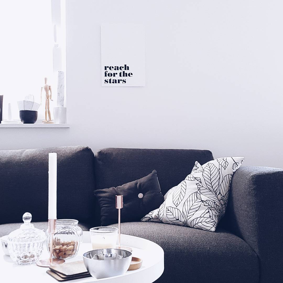 Aranżacja salonu jest bardzo prosta, a urozmaicają ją pojedyncze dekoracje. Szara sofa w ciemnym obiciu zdecydowanie...