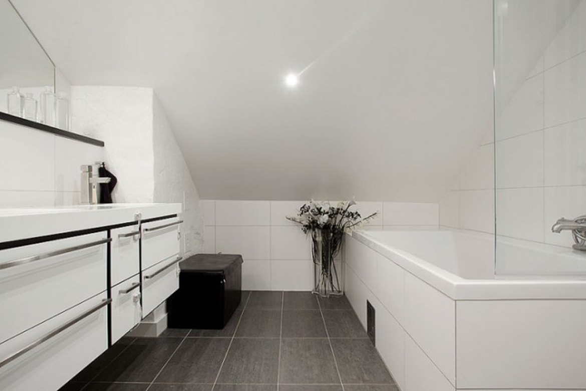 Белая плитка на пол в ванной. Белая ванная. Ванная с белой плиткой. Серо белая ванная комната. Темный пол в ванной.